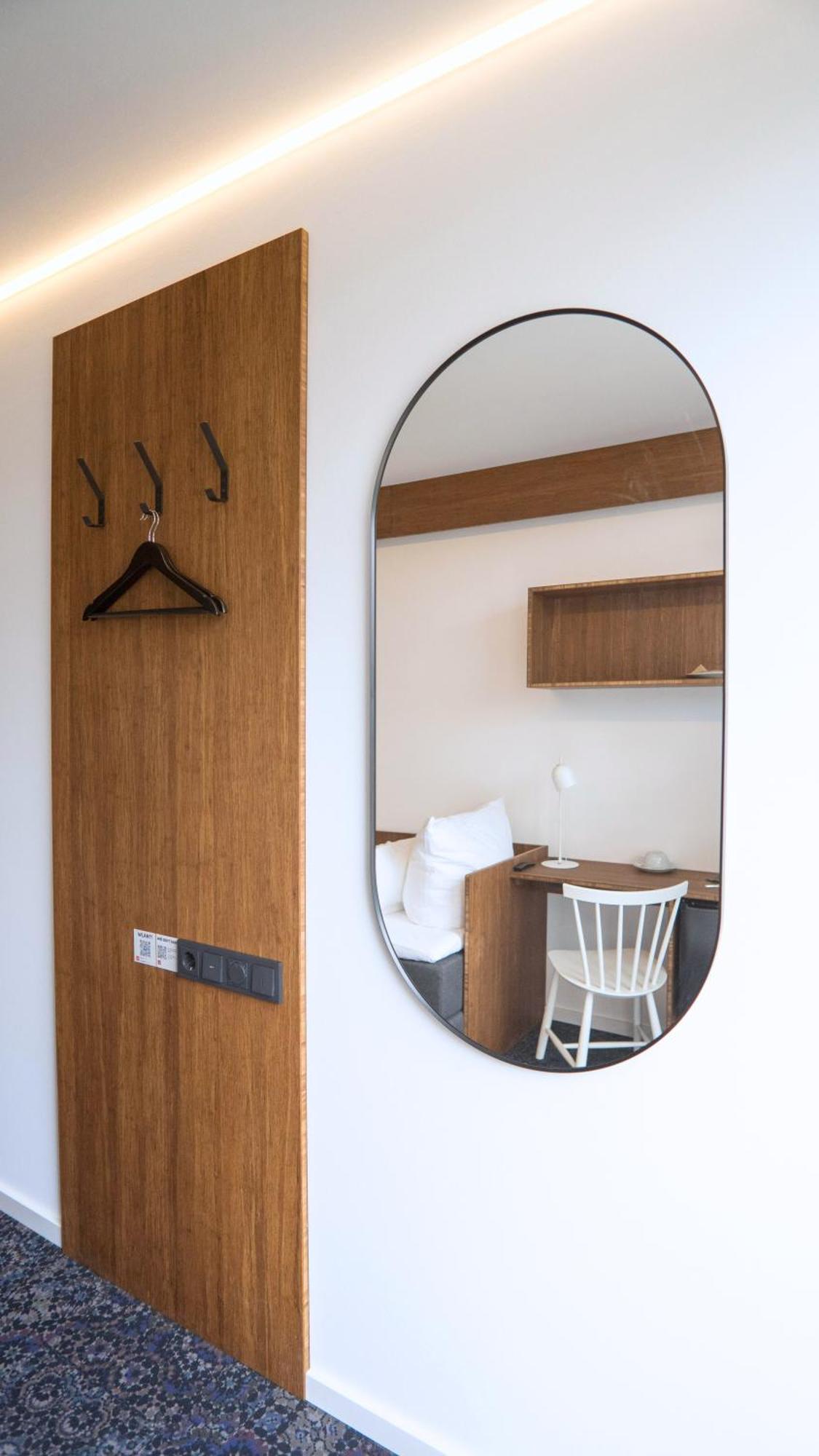 Tin Inn - Heinsberg - Das Hotel Aus Hochwertig Ausgebauten Ueberseecontainern Esterno foto